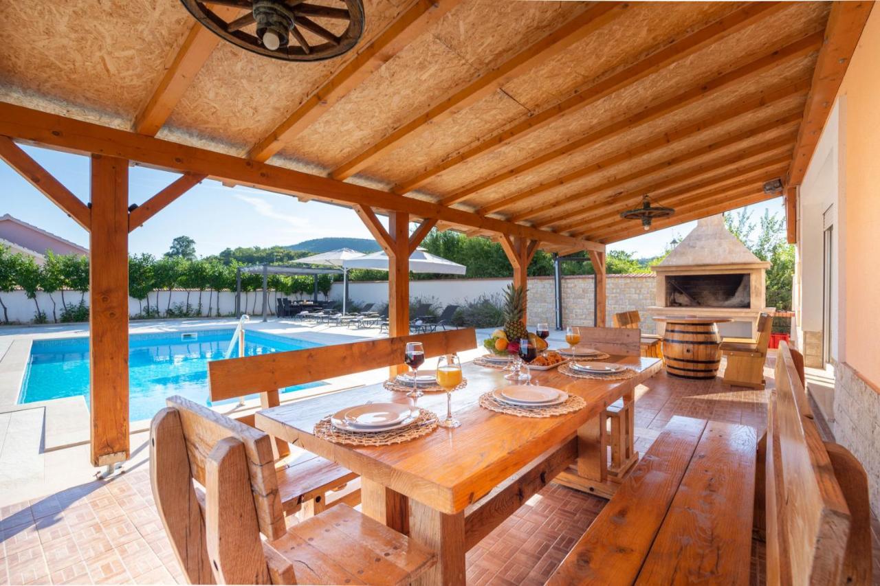 Vacation Villa Matic With 7 Bedrooms Sinj Exterior photo