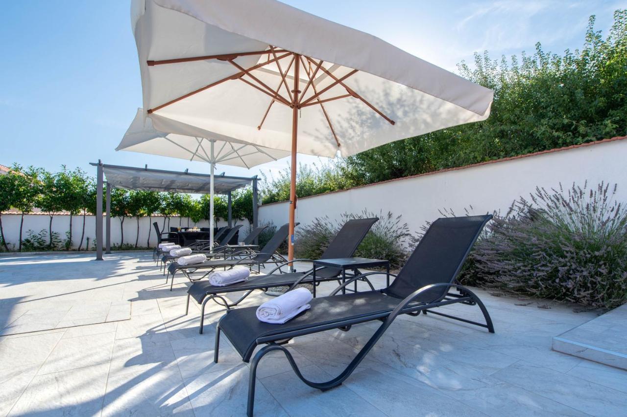 Vacation Villa Matic With 7 Bedrooms Sinj Exterior photo
