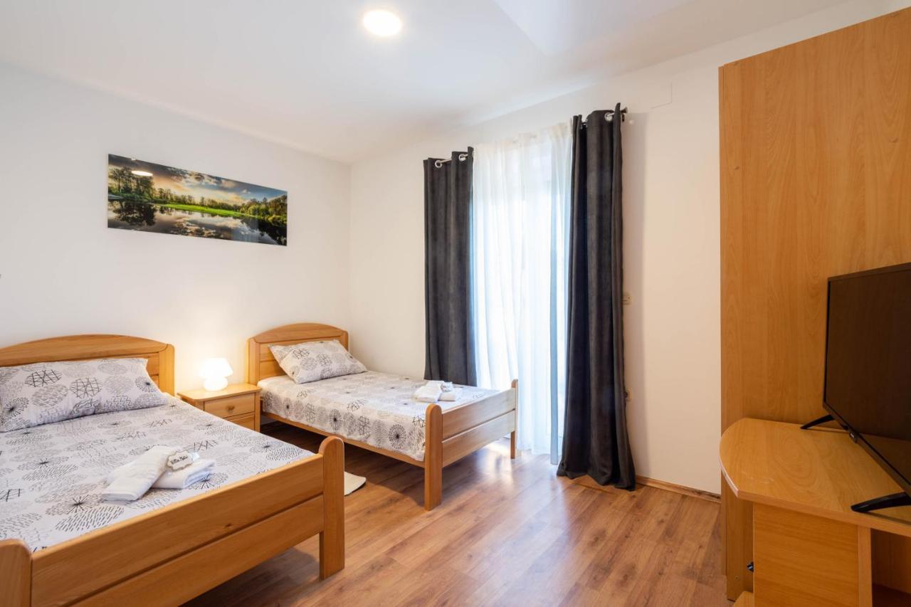 Vacation Villa Matic With 7 Bedrooms Sinj Exterior photo