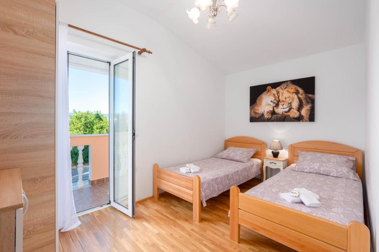Vacation Villa Matic With 7 Bedrooms Sinj Exterior photo