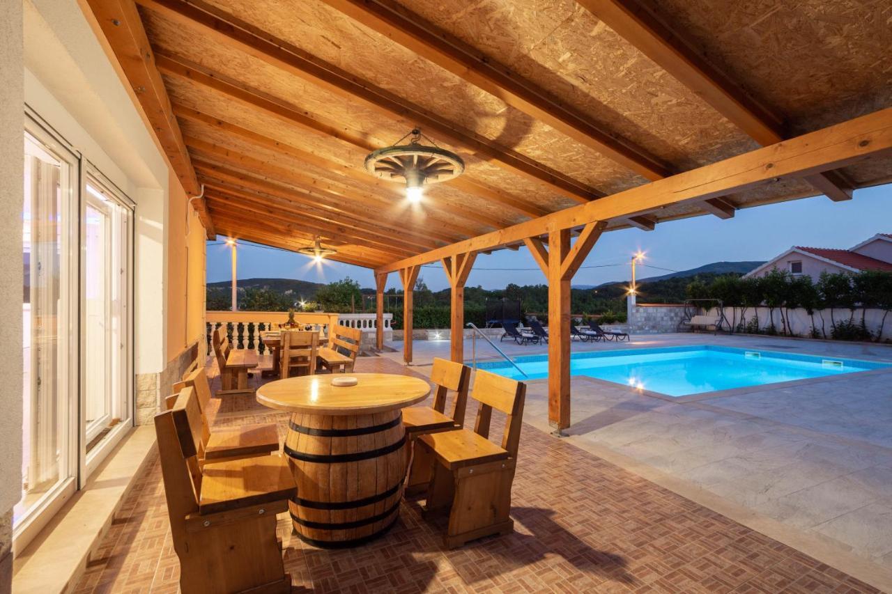 Vacation Villa Matic With 7 Bedrooms Sinj Exterior photo