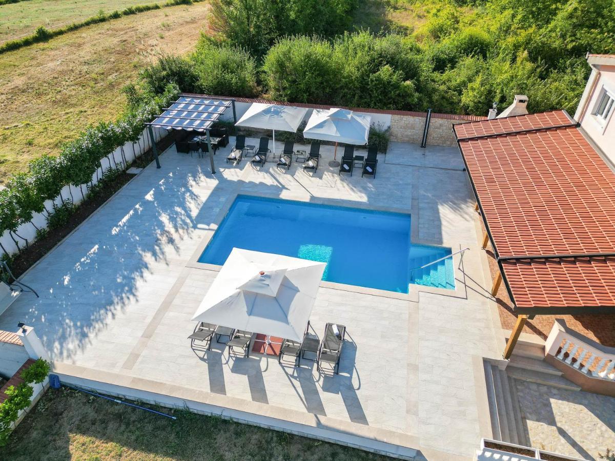 Vacation Villa Matic With 7 Bedrooms Sinj Exterior photo