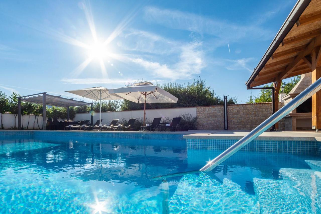 Vacation Villa Matic With 7 Bedrooms Sinj Exterior photo