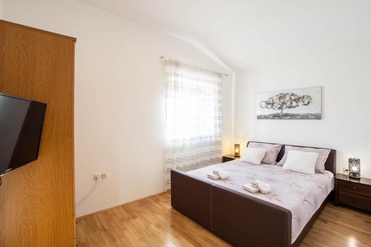 Vacation Villa Matic With 7 Bedrooms Sinj Exterior photo