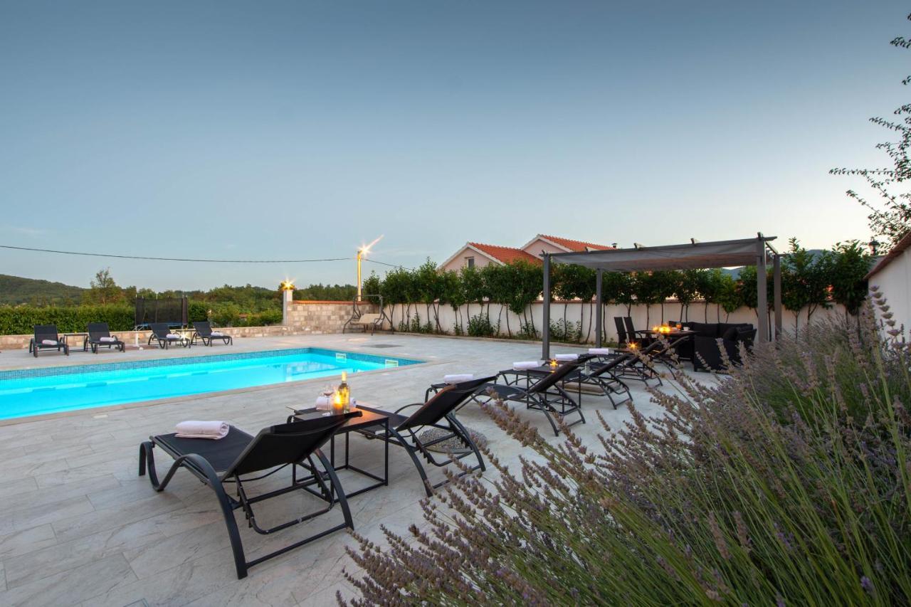 Vacation Villa Matic With 7 Bedrooms Sinj Exterior photo