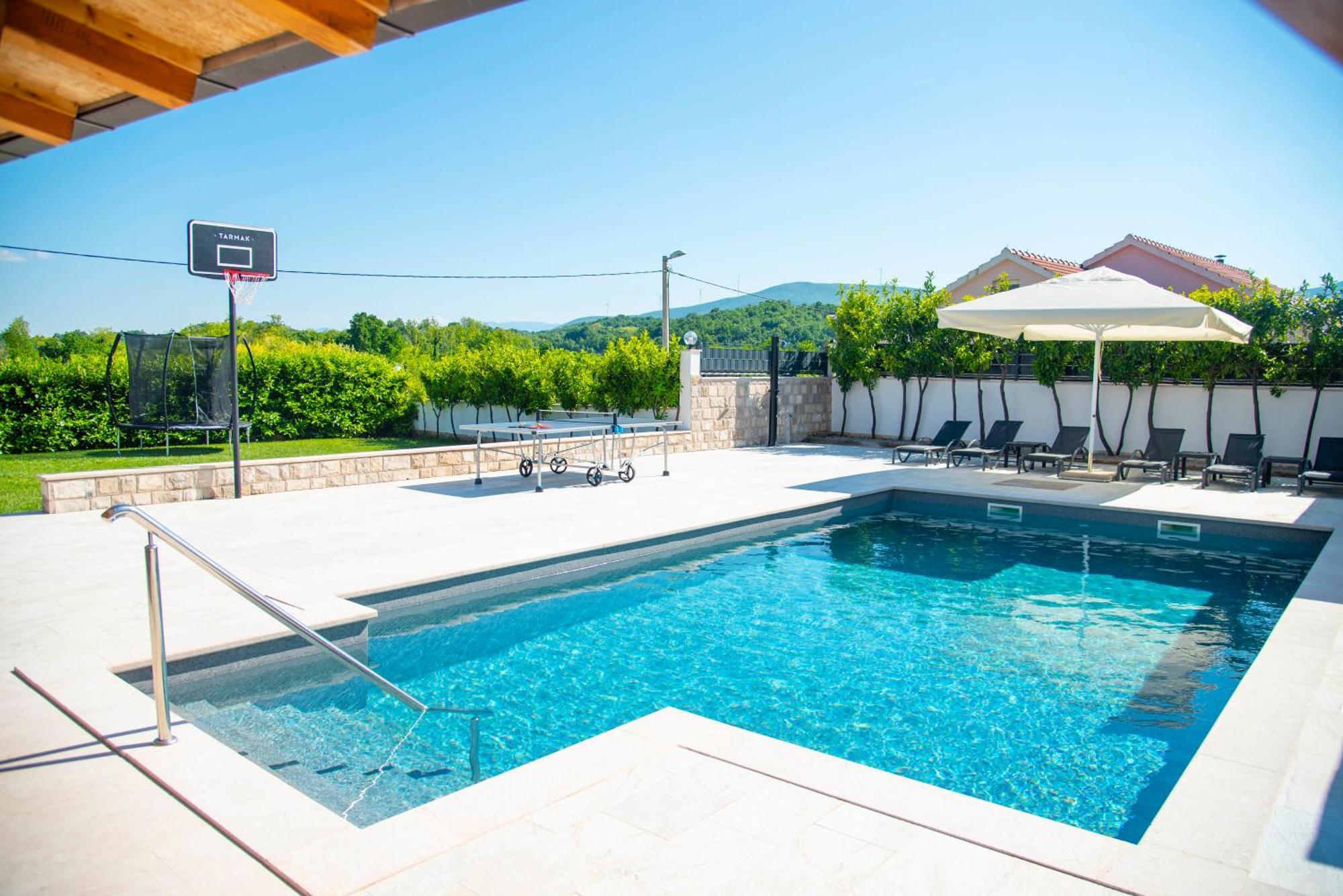 Vacation Villa Matic With 7 Bedrooms Sinj Exterior photo