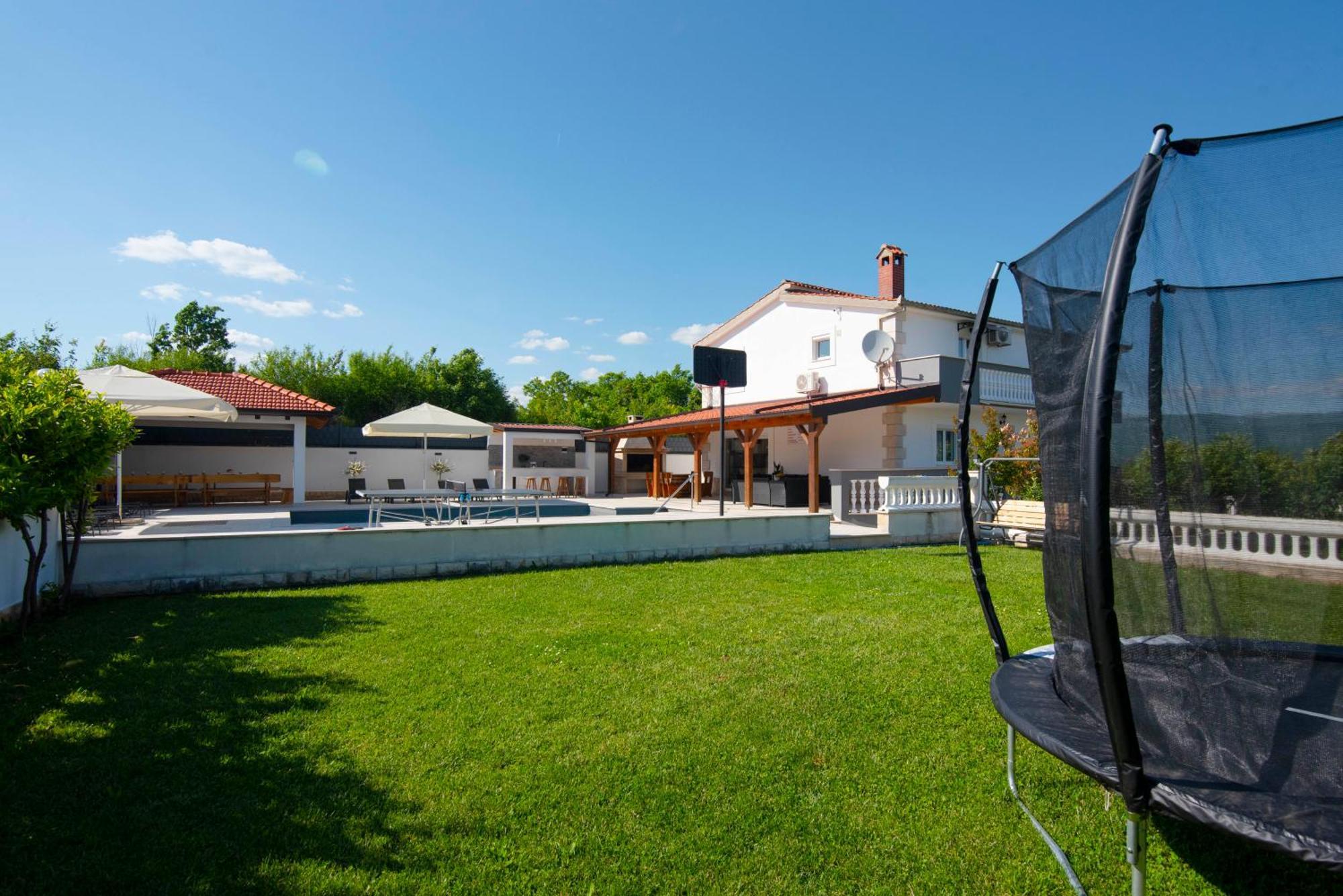 Vacation Villa Matic With 7 Bedrooms Sinj Exterior photo