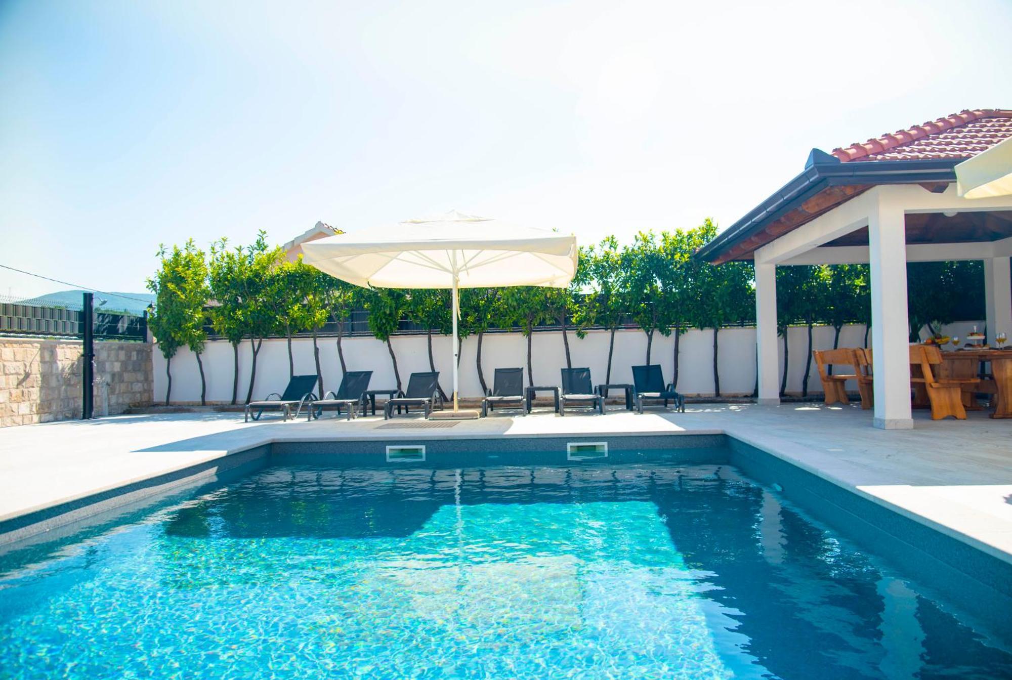 Vacation Villa Matic With 7 Bedrooms Sinj Exterior photo