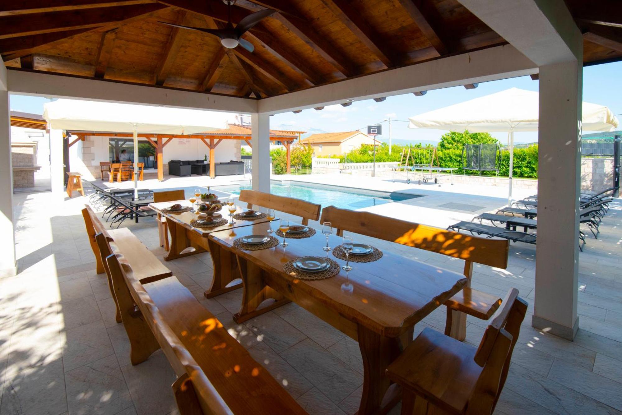 Vacation Villa Matic With 7 Bedrooms Sinj Exterior photo