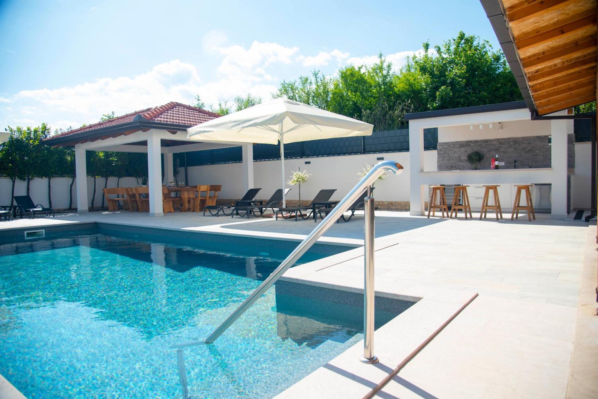 Vacation Villa Matic With 7 Bedrooms Sinj Exterior photo